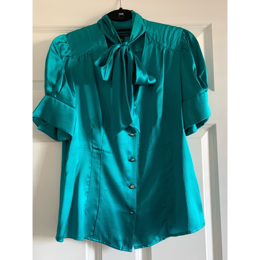 Silk cap button sleeved with bow tie.